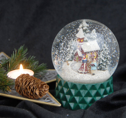 Schneekugel Weihnachtsspaziergang auf Sockel dunkelgrün kubisch "PURE-Line" 10 cm Durchmesser - Schneekugelhaus