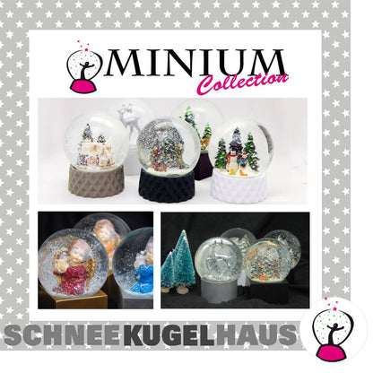 Schneekugel Weihnachtsspaziergang auf Sockel dunkelgrün kubisch "PURE-Line" 10 cm Durchmesser - Schneekugelhaus