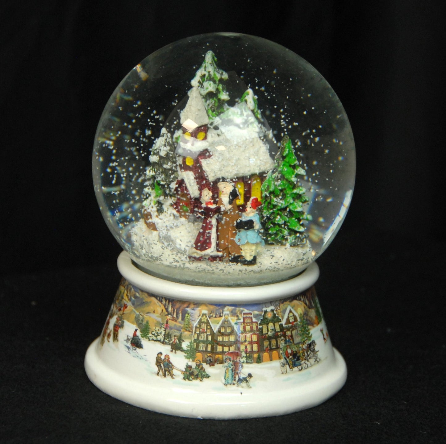 Schneekugel Weihnachtsspaziergang auf Sockel nostalgische Häuserlandschaft mit Spieluhr 10 cm Durchmesser - Schneekugelhaus