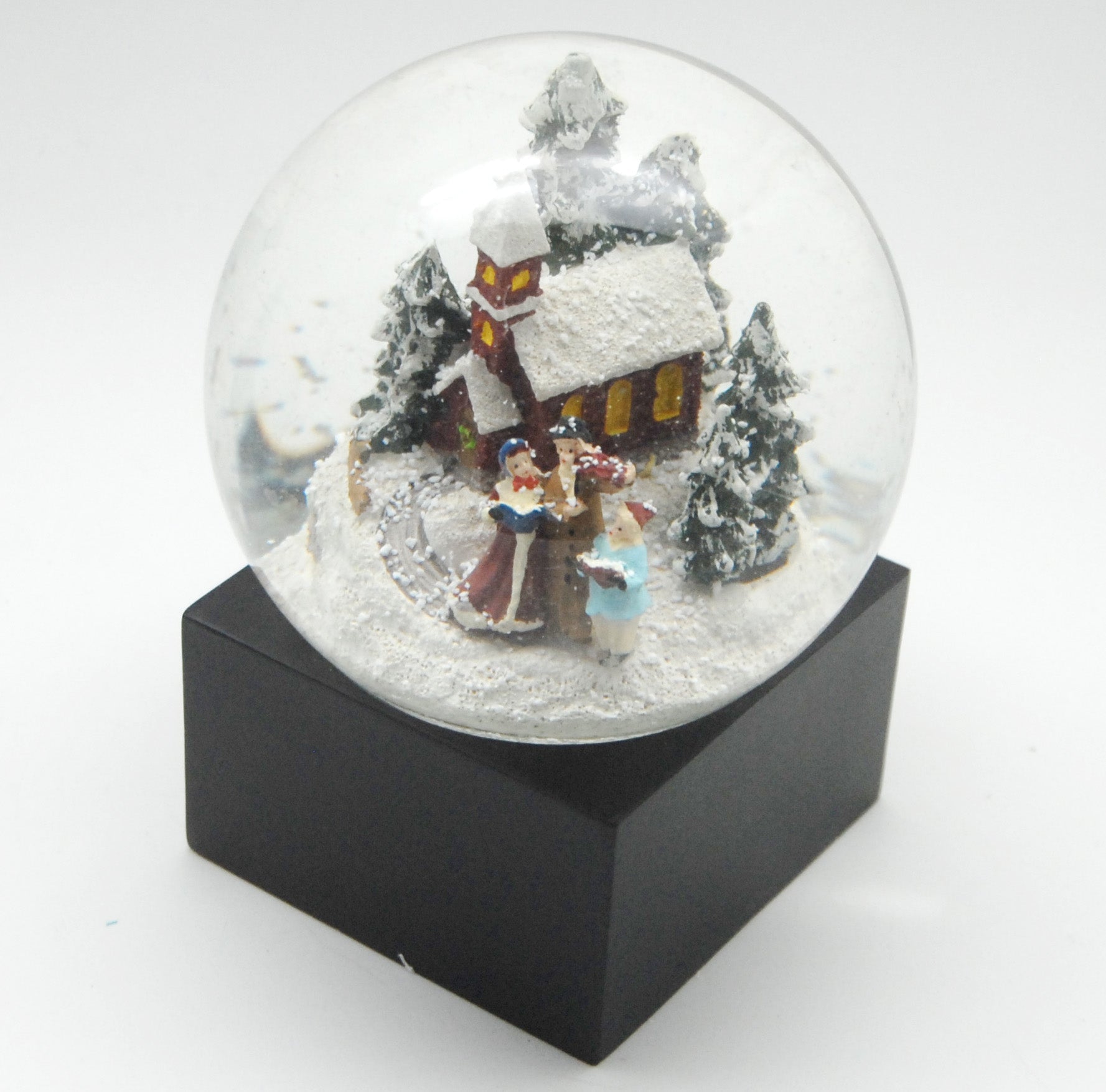 Schneekugel Weihnachtsspaziergang auf Sockel schwarz eckig "PURE-Line" 10 cm Durchmesser - Schneekugelhaus