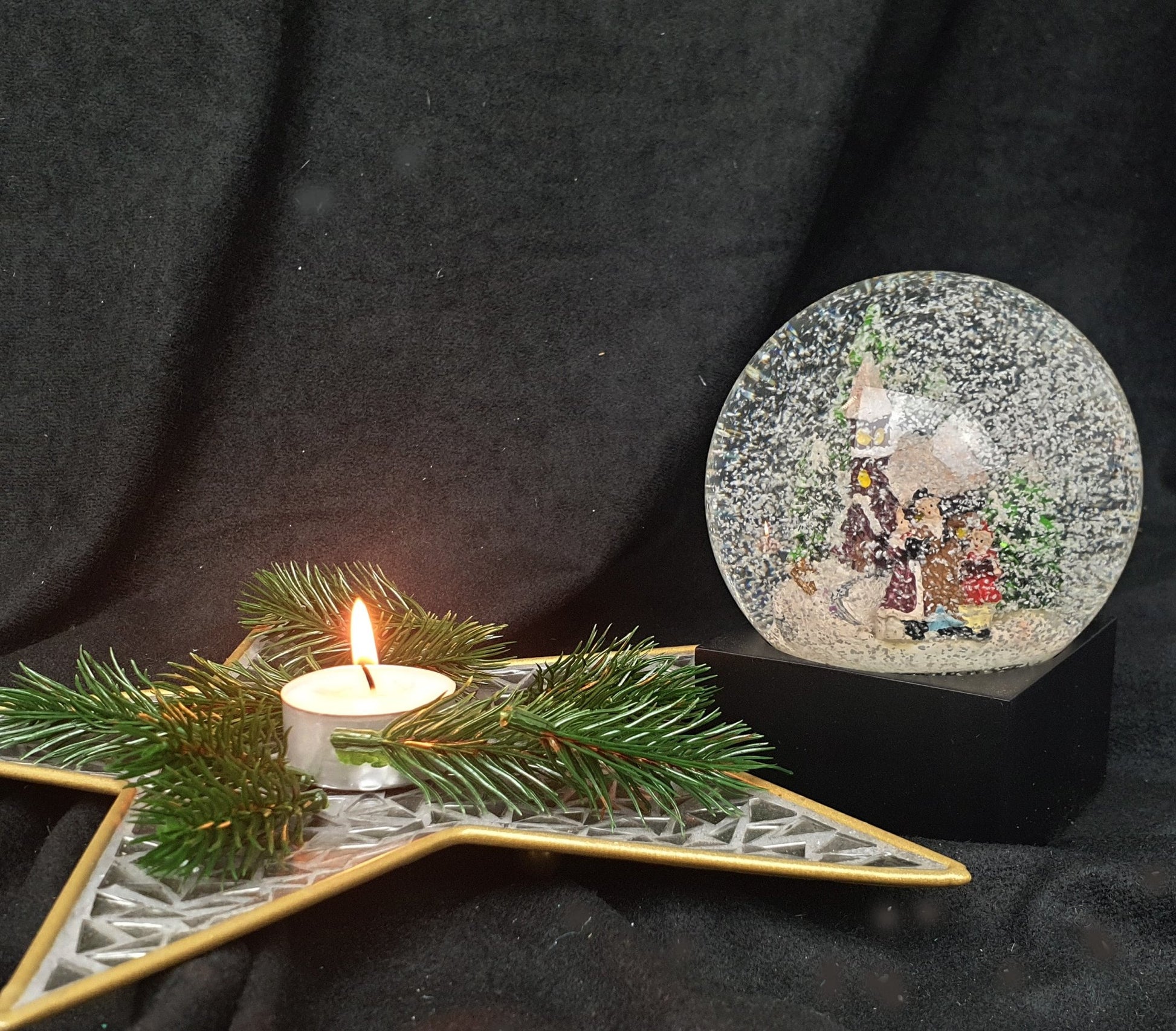 Schneekugel Weihnachtsspaziergang auf Sockel schwarz eckig "PURE-Line" 10 cm Durchmesser - Schneekugelhaus