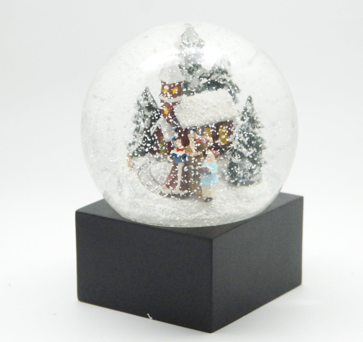 Schneekugel Weihnachtsspaziergang auf Sockel schwarz eckig "PURE-Line" 10 cm Durchmesser - Schneekugelhaus
