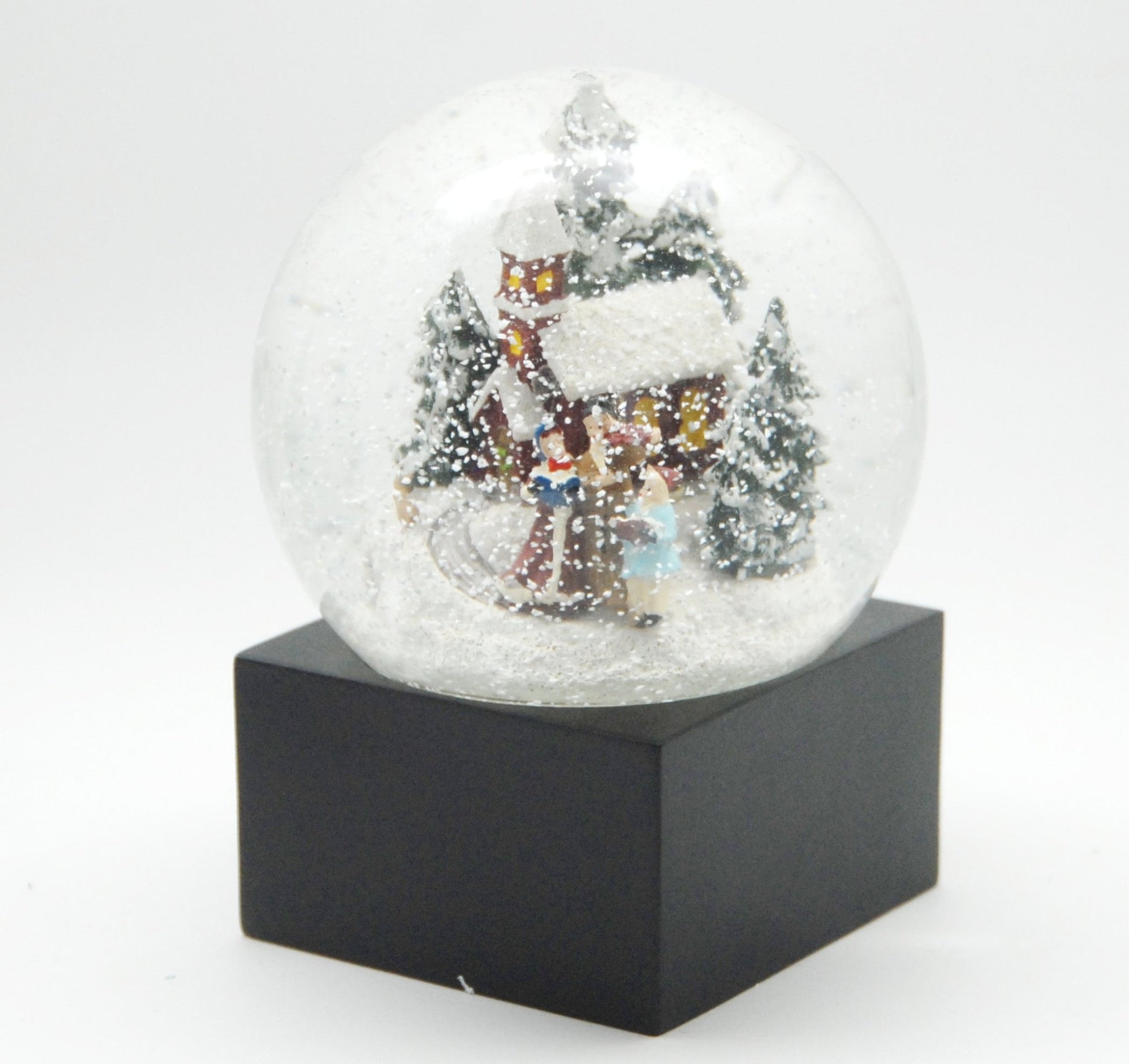 Schneekugel Weihnachtsspaziergang auf Sockel schwarz eckig "PURE-Line" 10 cm Durchmesser - Schneekugelhaus