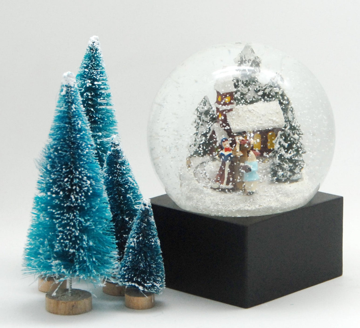 Schneekugel Weihnachtsspaziergang auf Sockel schwarz eckig "PURE-Line" 10 cm Durchmesser - Schneekugelhaus