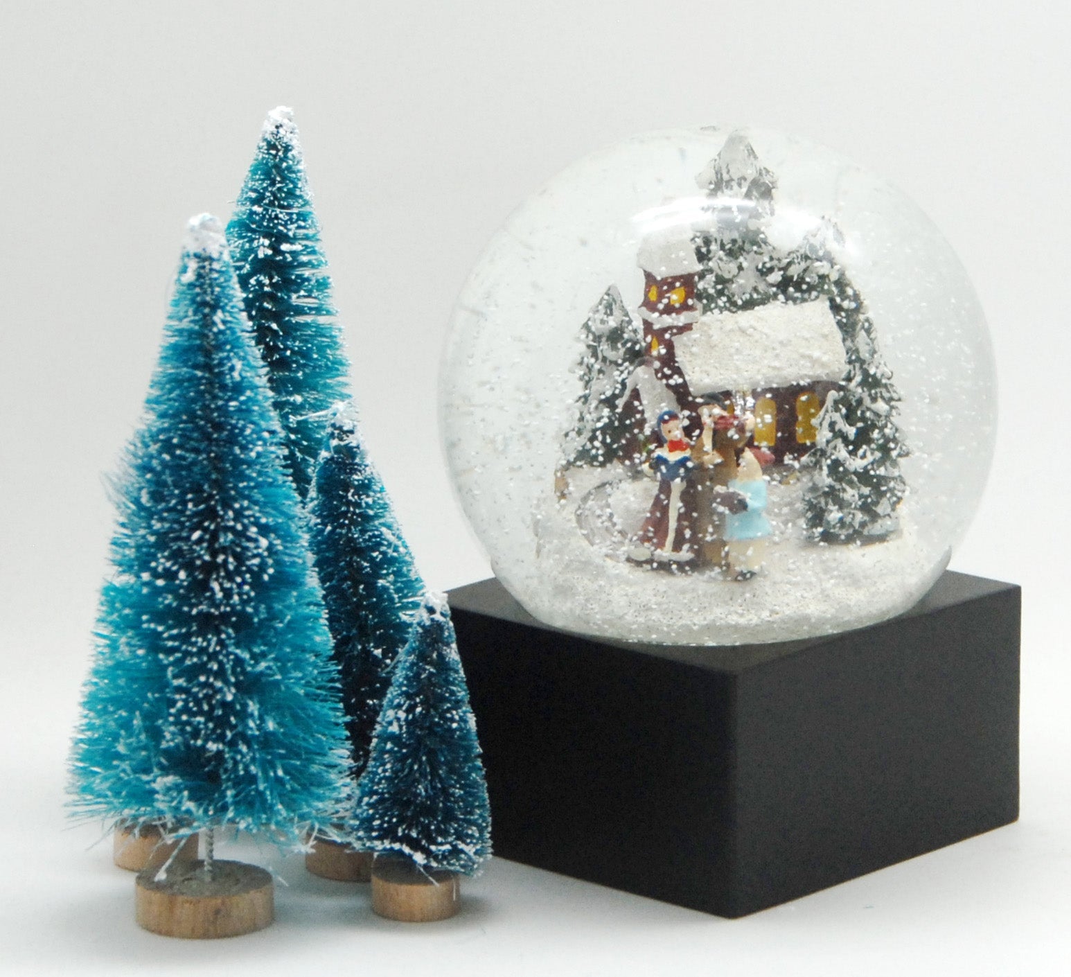 Schneekugel Weihnachtsspaziergang auf Sockel schwarz eckig "PURE-Line" 10 cm Durchmesser - Schneekugelhaus