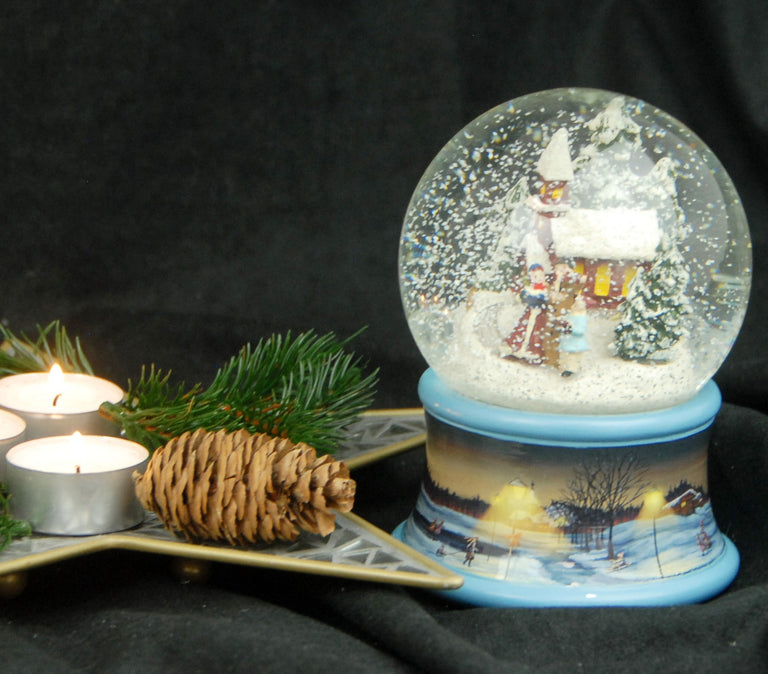 Schneekugel Weihnachtsspaziergang auf Sockel Winterlandschaft Eisläufer blau mit Spieluhr - Schneekugelhaus