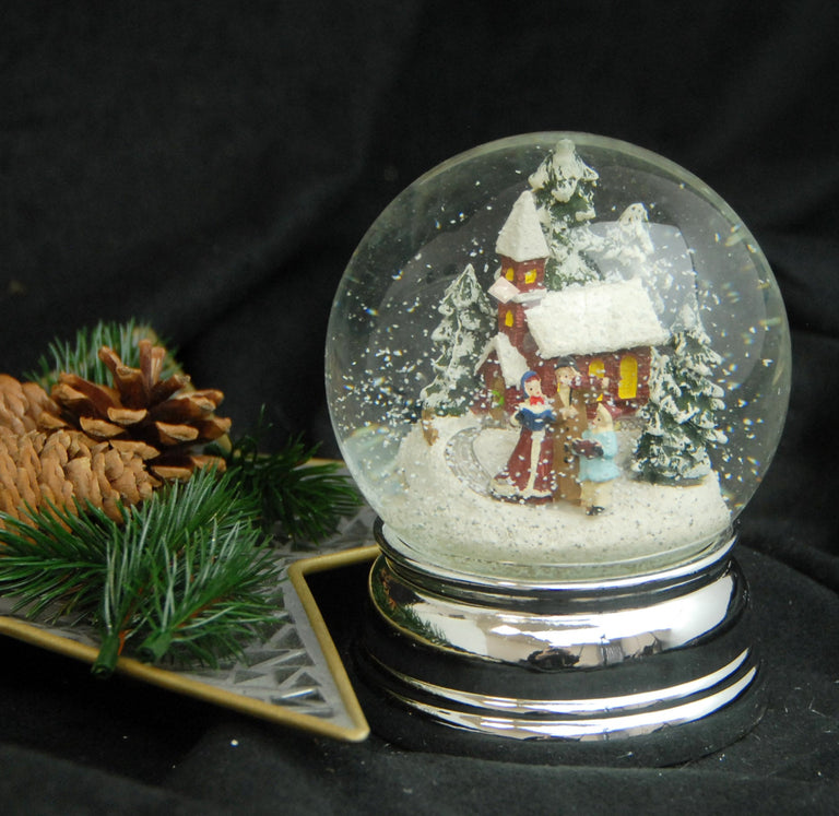 Schneekugel Weihnachtsspaziergang silber auf Sockel silber rund geschwungen 10 cm Durchmesser - Schneekugelhaus