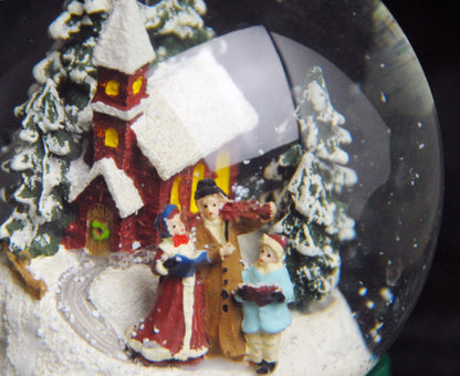 Schneekugel Weihnachtsspaziergang vor Kirche im Winterwald auf Sockel Winterlandschaft braun mit Spieluhr - Schneekugelhaus
