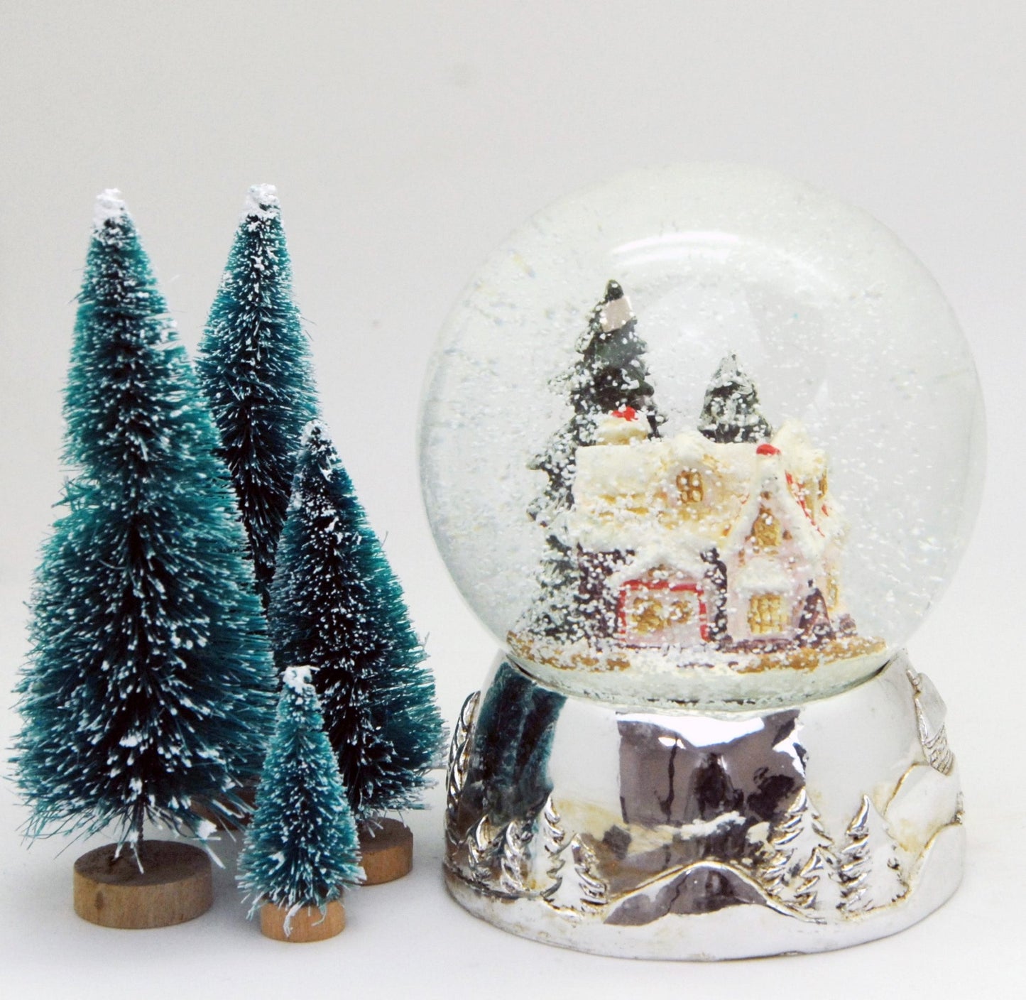Schneekugel Zuckerbäckerhaus auf Silber Sockel mit Spieluhr We wish you a merry Christmas - Schneekugelhaus