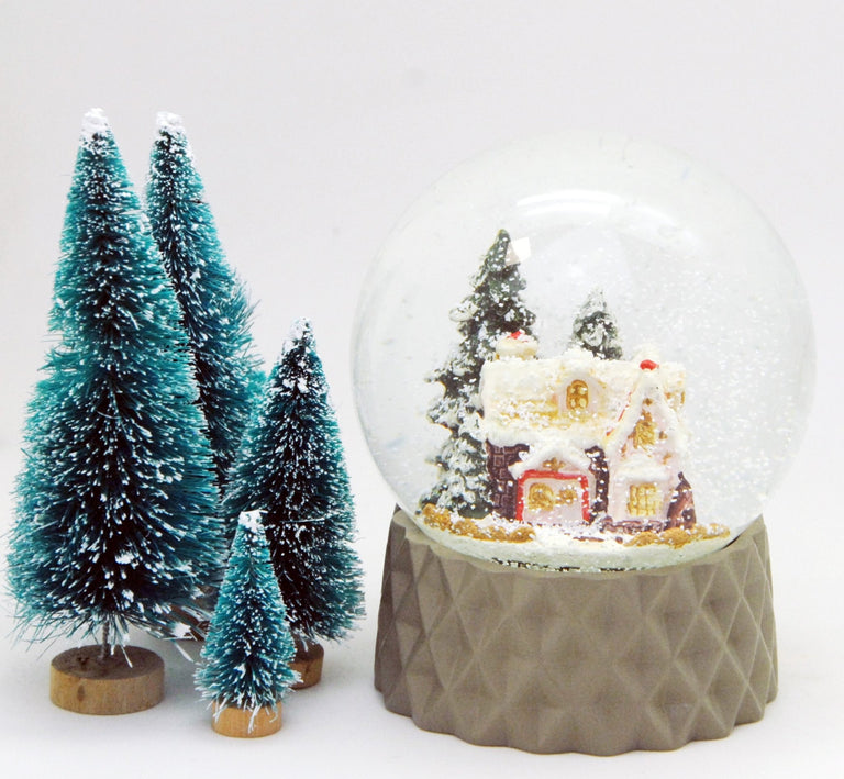 Schneekugel Zuckerbäckerhaus auf Sockel sand farben kubisch "PURE-Line" 10 cm Durchmesser - Schneekugelhaus