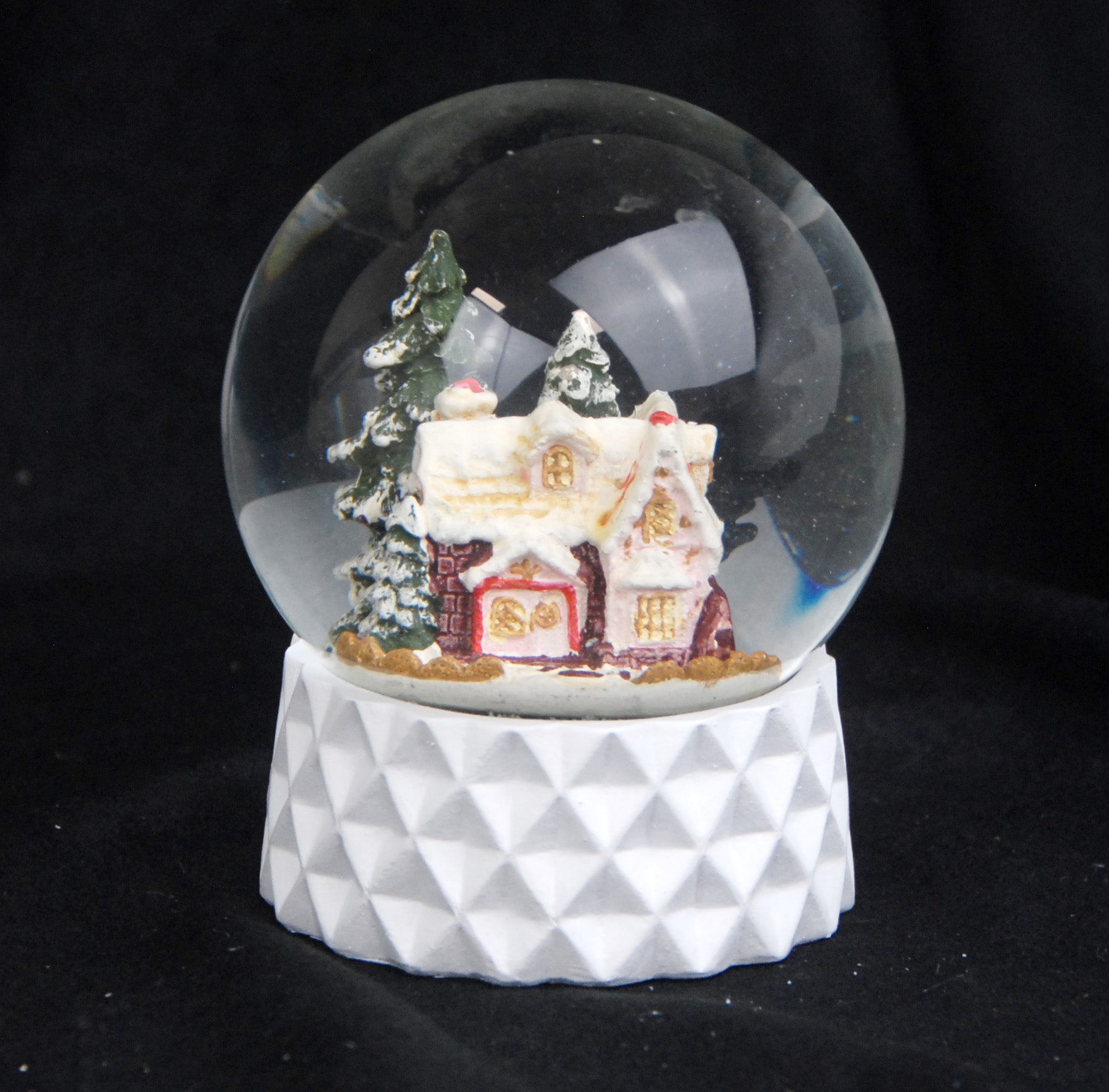 Schneekugel Zuckerbäckerhaus auf Sockel weiß kubisch "PURE-Line" 10 cm Durchmesser - Schneekugelhaus