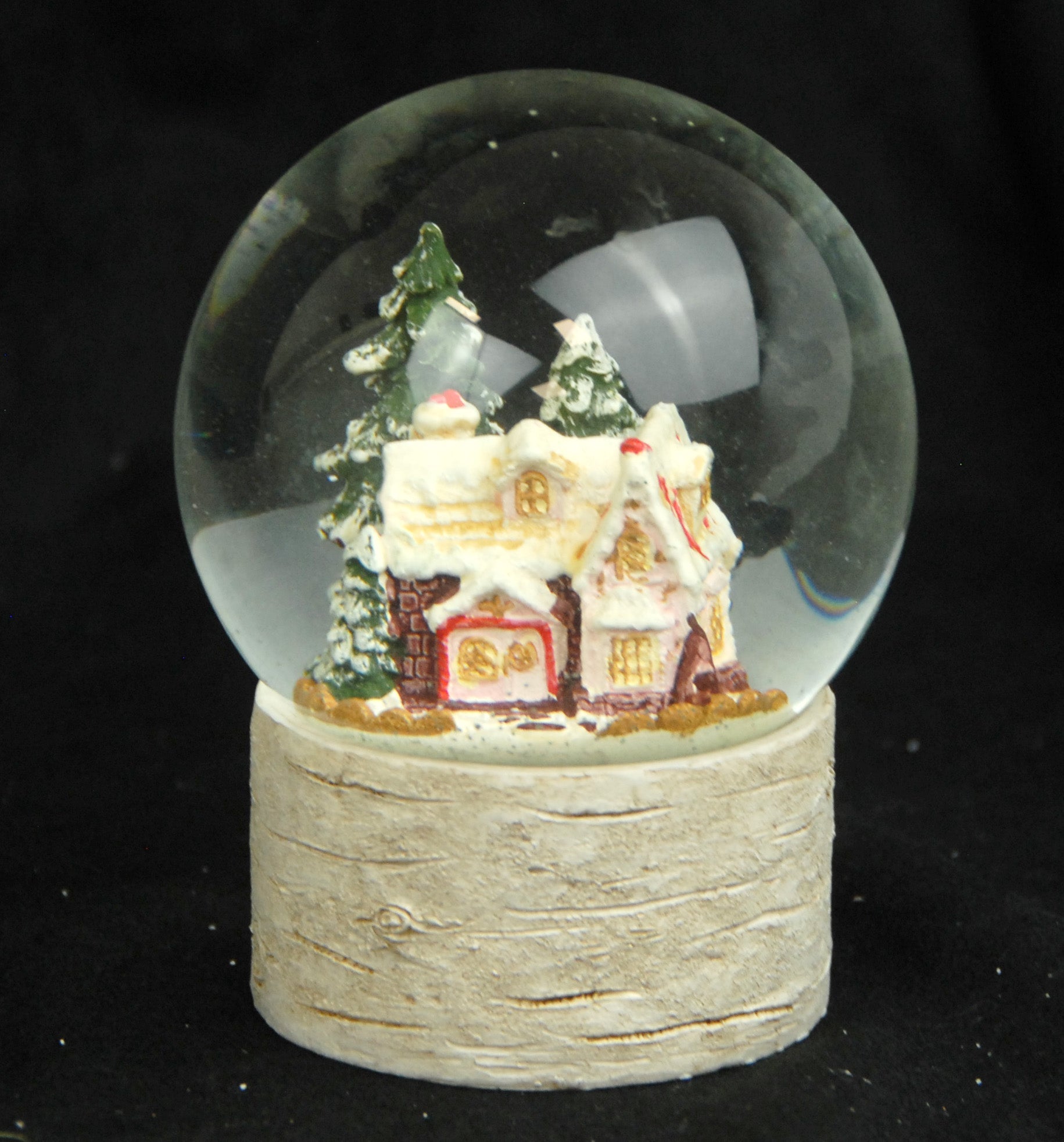 Schneekugel Zuckerbäckerhaus im Winterwald auf Holzsockel "Country-Line" 10 cm Durchmesser - Schneekugelhaus