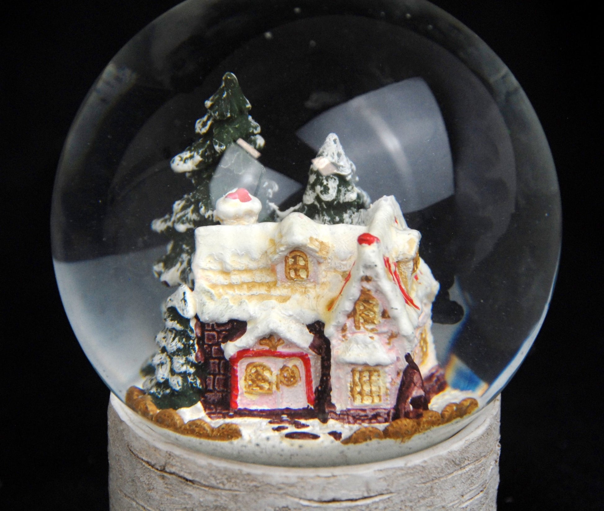 Schneekugel Zuckerbäckerhaus im Winterwald auf Holzsockel "Country-Line" 10 cm Durchmesser - Schneekugelhaus