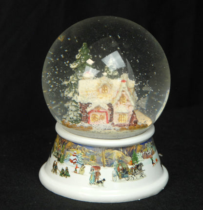 Schneekugel Zuckerbäckerhaus im Winterwald auf Sockel nostalgische Winterlandschaft mit Spieluhr 10 cm Durchmesser - Schneekugelhaus