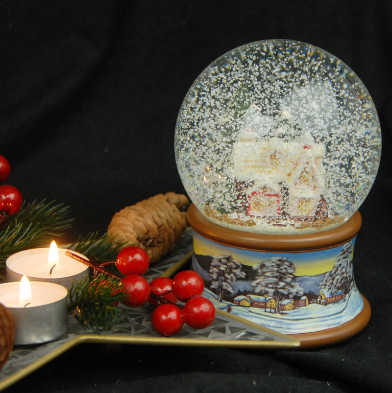 Schneekugel Zuckerbäckerhaus Winterwald auf Sockel Winterlandschaft braun mit Spieluhr - Schneekugelhaus