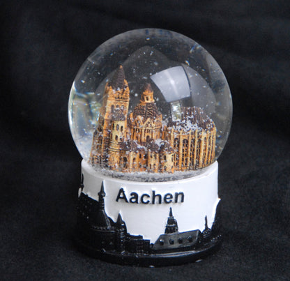 Souvenir Schneekugel Aachen mit Achener Dom und Skyline in schwarz weiß - Schneekugelhaus