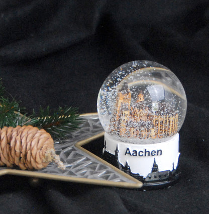Souvenir Schneekugel Aachen mit Achener Dom und Skyline in schwarz weiß - Schneekugelhaus