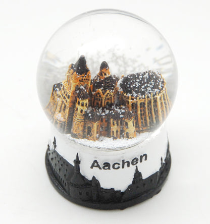 Souvenir Schneekugel Aachen mit Achener Dom und Skyline in schwarz weiß - Schneekugelhaus