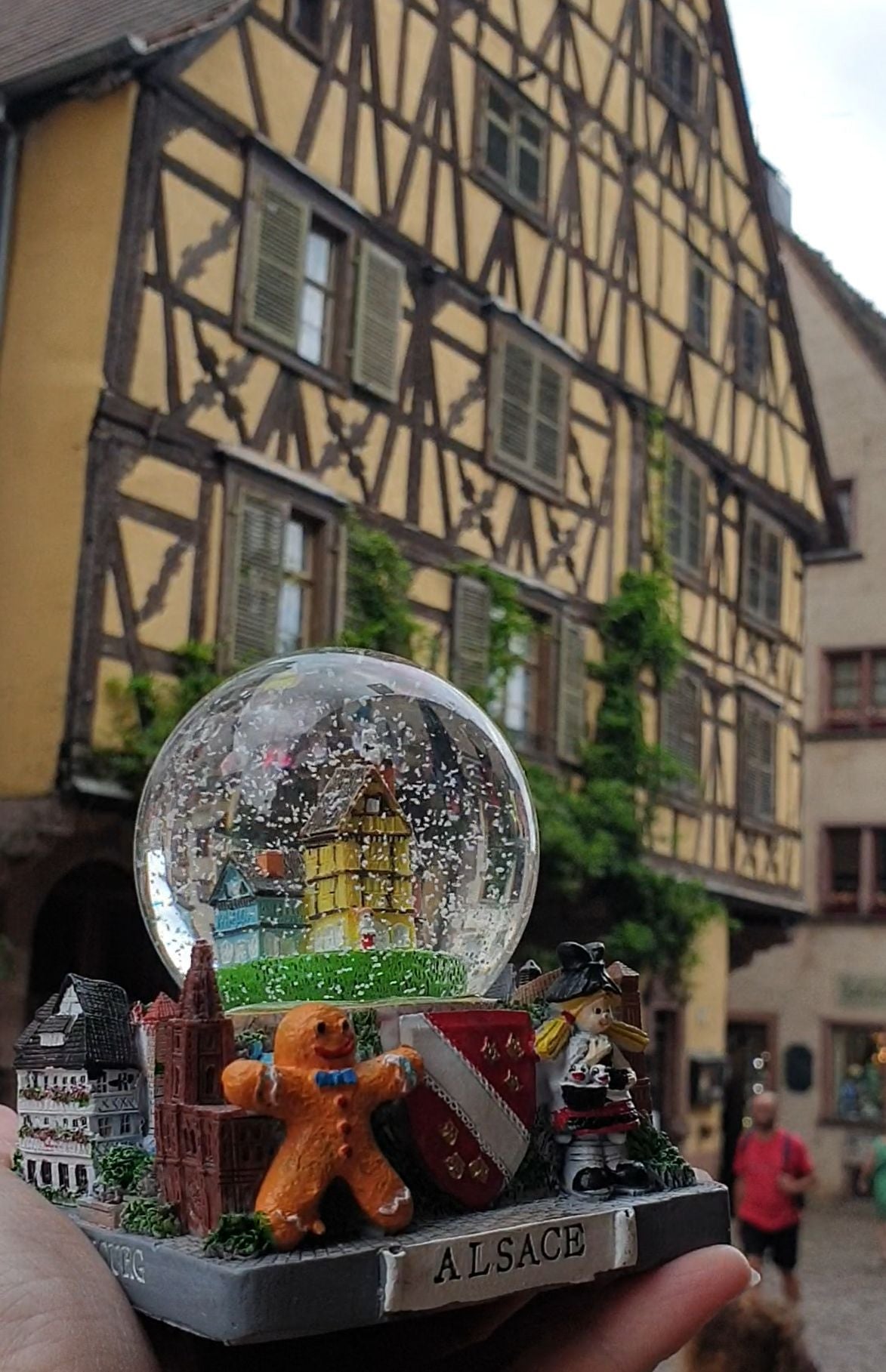 Souvenir Schneekugel Elsass mit Fachwerkhäusern und Strasburg, Colmar, Riquewihr, Obernai und Kaysersberg. - Schneekugelhaus