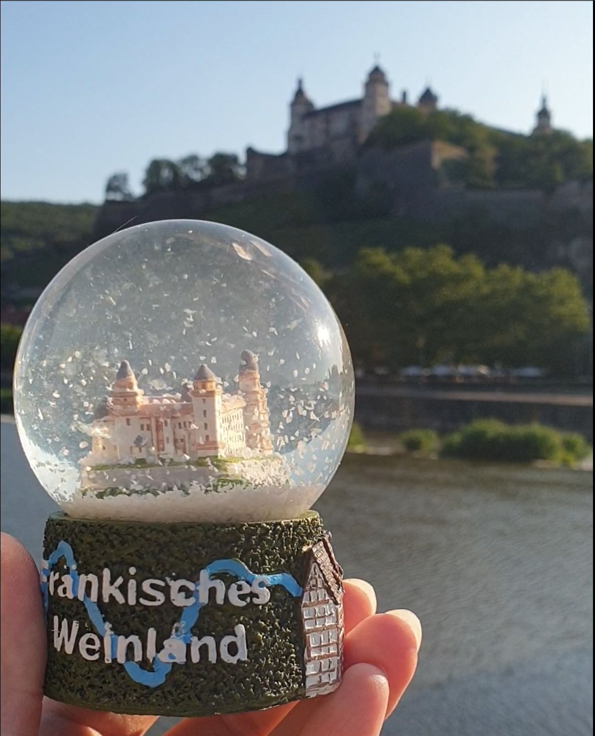 Souvenir Schneekugel Fränkisches Weinland - Schneekugelhaus