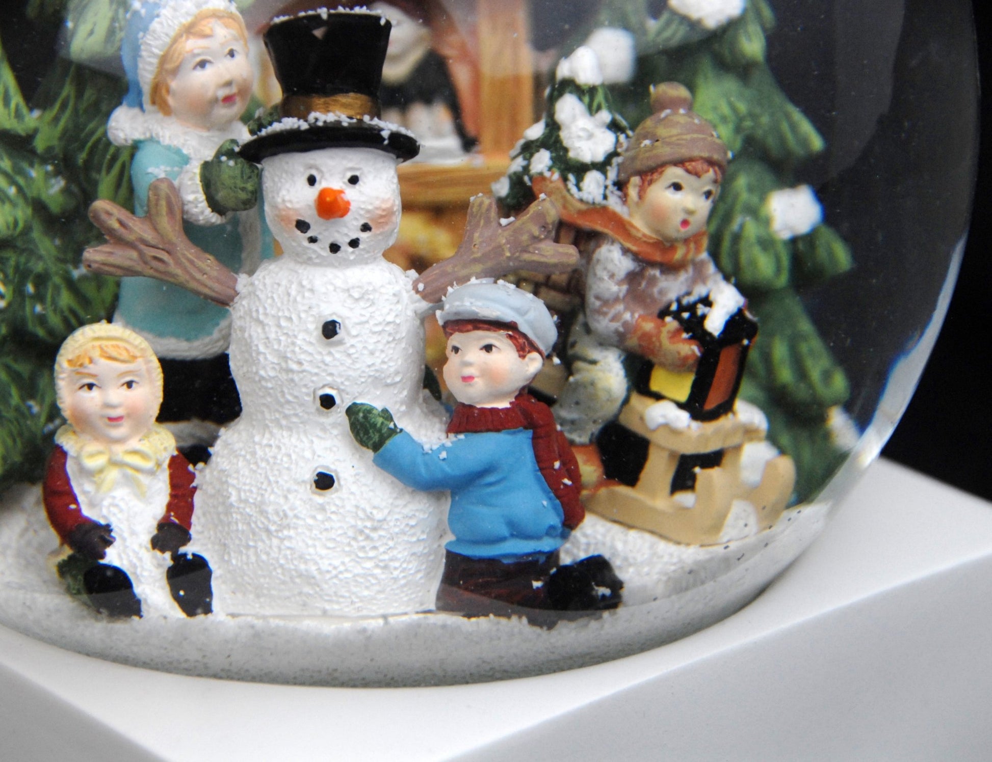 Stylische Schneekugel Megaformat Schneeballschlacht mit Schneemann auf Sockel weiß eck PURE-Line - Schneekugelhaus
