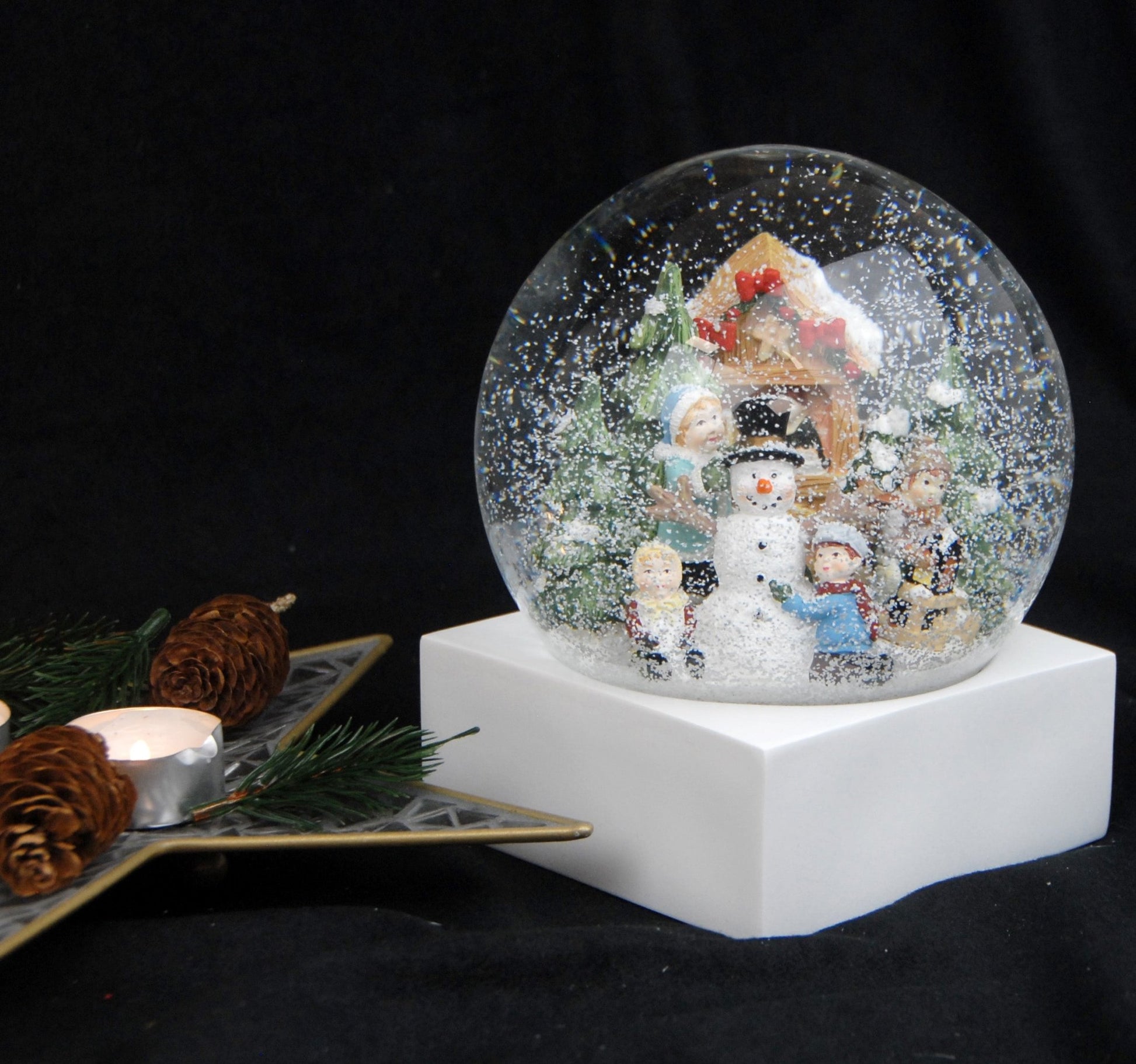 Stylische Schneekugel Megaformat Schneeballschlacht mit Schneemann auf Sockel weiß eck PURE-Line - Schneekugelhaus