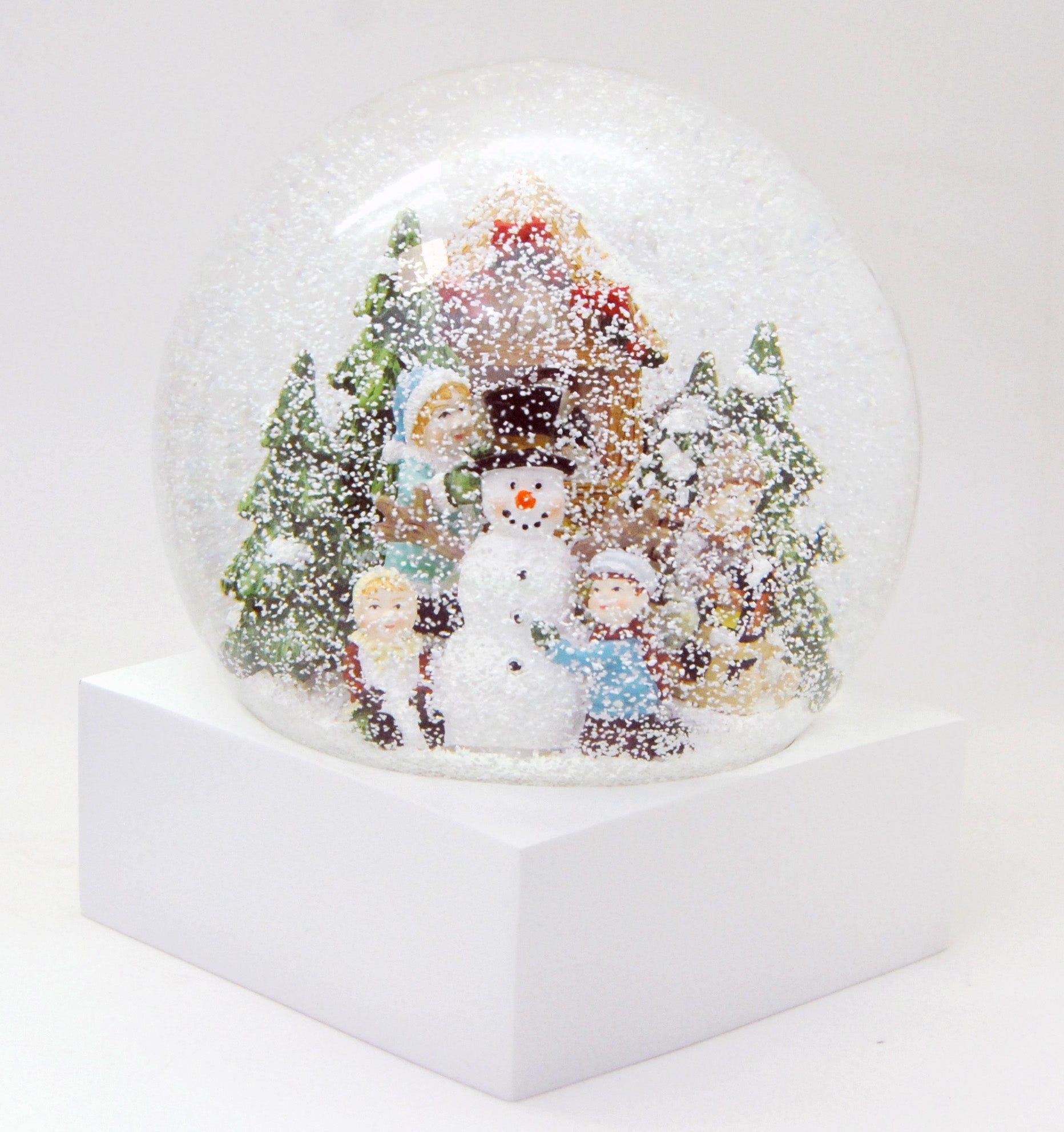 Stylische Schneekugel Megaformat Schneeballschlacht mit Schneemann auf Sockel weiß eck PURE-Line - Schneekugelhaus