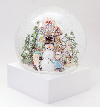 Stylische Schneekugel Megaformat Schneeballschlacht mit Schneemann auf Sockel weiß eck PURE-Line - Schneekugelhaus