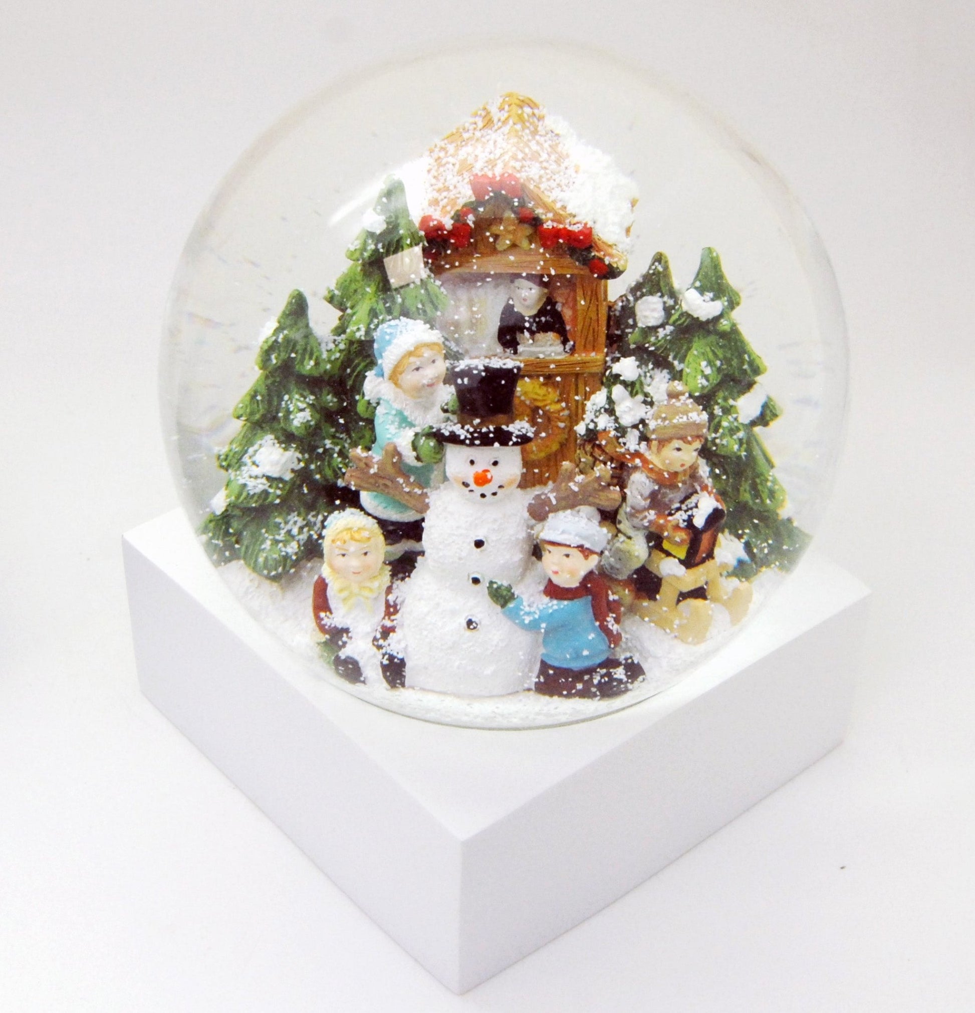 Stylische Schneekugel Megaformat Schneeballschlacht mit Schneemann auf Sockel weiß eck PURE-Line - Schneekugelhaus