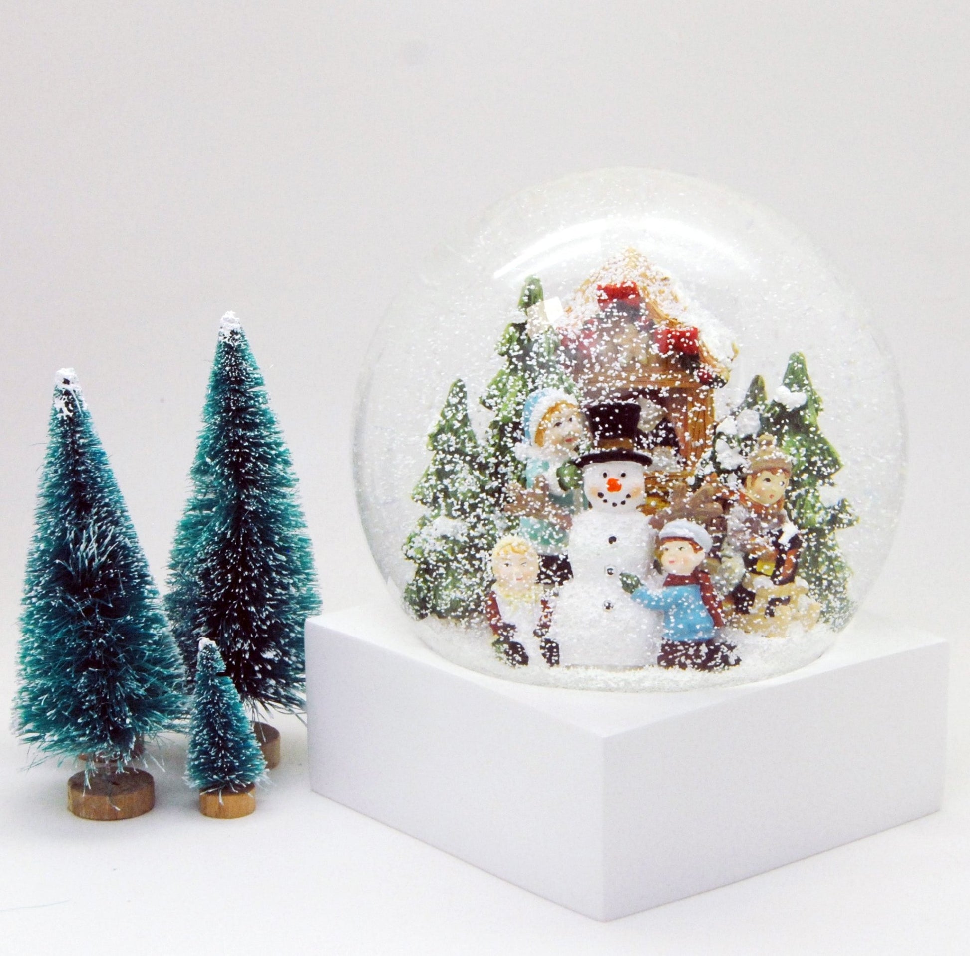 Stylische Schneekugel Megaformat Schneeballschlacht mit Schneemann auf Sockel weiß eck PURE-Line - Schneekugelhaus