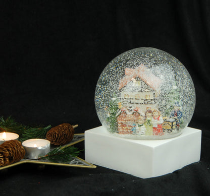 Stylische Schneekugel Megaformat Weihnachtssinger vor romantischem Fachwerkhaus Sockel weiß eck PURE-Line - Schneekugelhaus