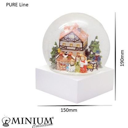 Stylische Schneekugel Megaformat Weihnachtssinger vor romantischem Fachwerkhaus Sockel weiß eck PURE-Line - Schneekugelhaus