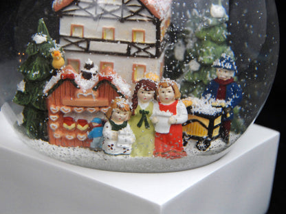Stylische Schneekugel Megaformat Weihnachtssinger vor romantischem Fachwerkhaus Sockel weiß eck PURE-Line - Schneekugelhaus