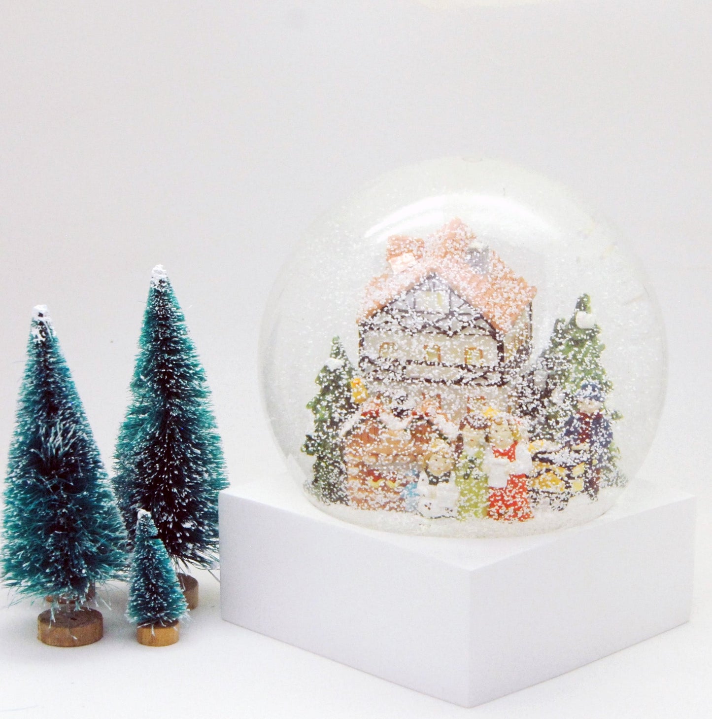 Stylische Schneekugel Megaformat Weihnachtssinger vor romantischem Fachwerkhaus Sockel weiß eck PURE-Line - Schneekugelhaus