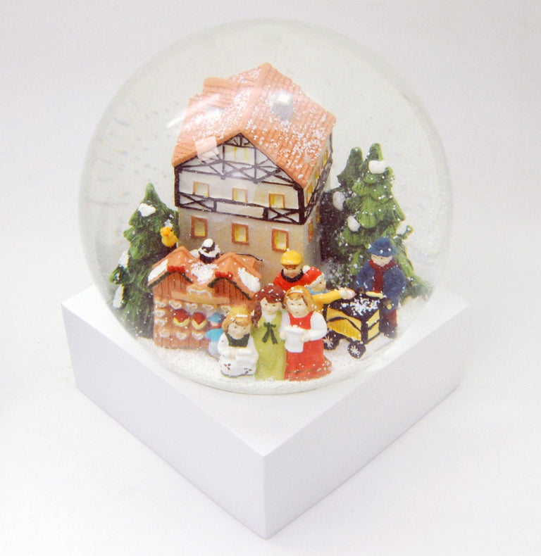 Stylische Schneekugel Megaformat Weihnachtssinger vor romantischem Fachwerkhaus Sockel weiß eck PURE-Line - Schneekugelhaus