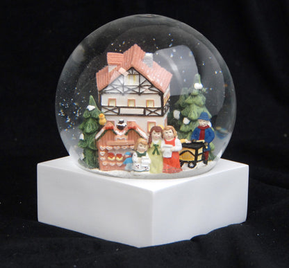 Stylische Schneekugel Megaformat Weihnachtssinger vor romantischem Fachwerkhaus Sockel weiß eck PURE-Line - Schneekugelhaus