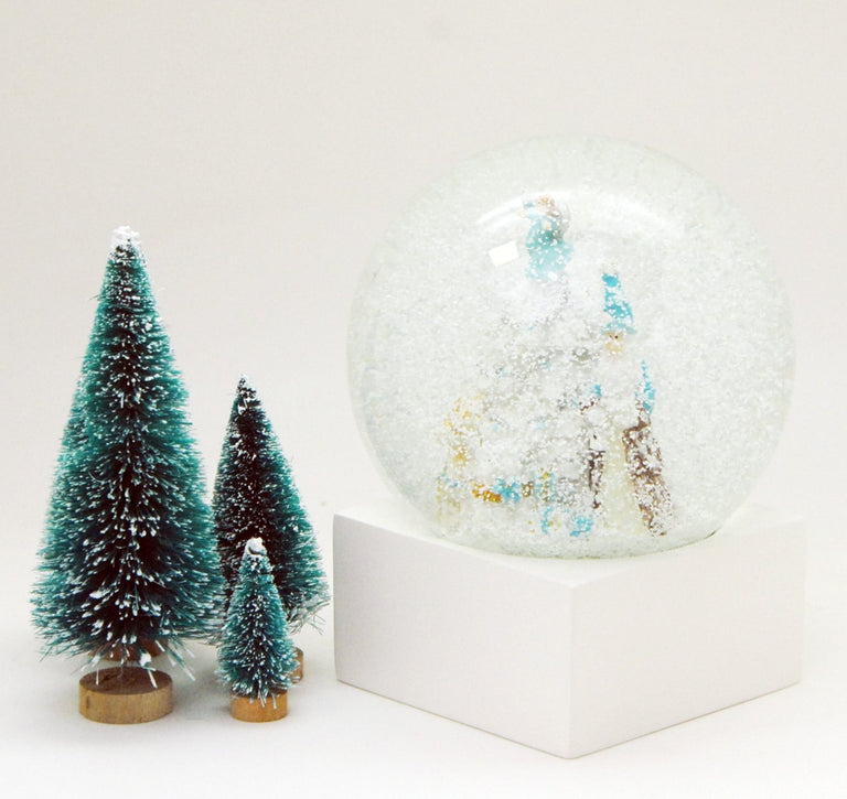 Stylische Schneekugel Weihnachtsmann Christbaum weiß blau türkis Sockel weiß eck PURE-Line - Schneekugelhaus