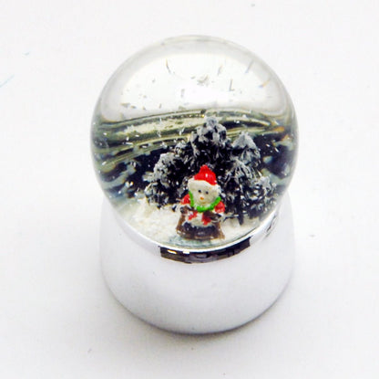 Süße Mini-Schneekugeln Weihnachts-Schneemann auf Silber Sockel glänzend gerade - Schneekugelhaus