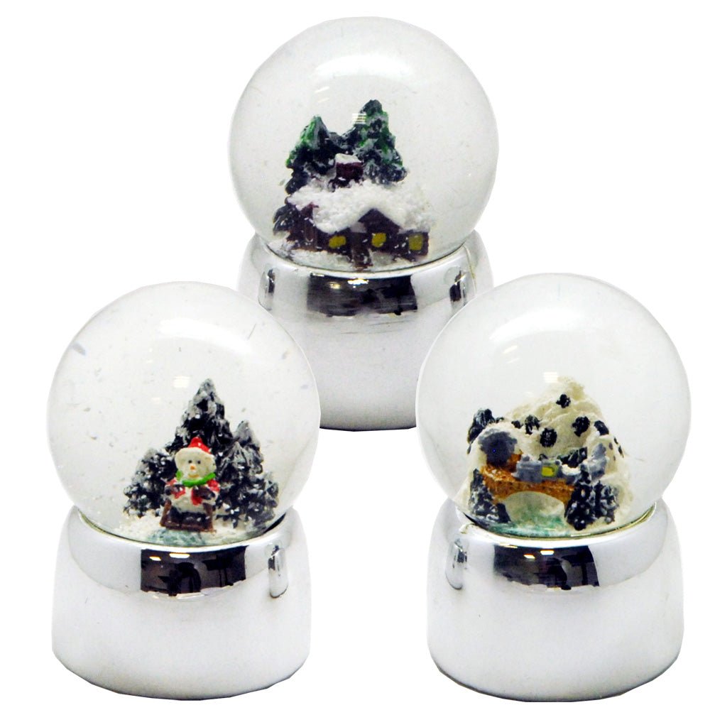 Süße Mini-Schneekugeln Winterhütte auf Silber-Sockel gerade glänzend - Schneekugelhaus