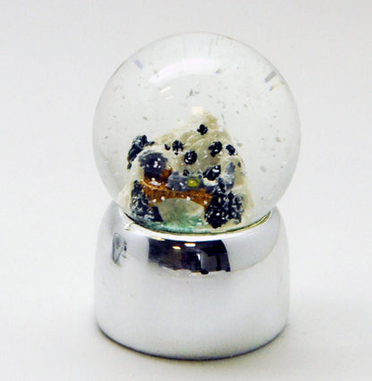 Süße Mini-Schneekugeln Winterlandschaft auf Silber-Sockel gerade glänzend - Schneekugelhaus