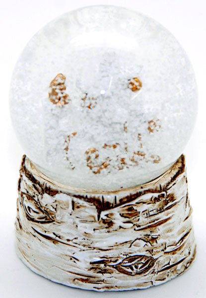 Süße Minikugel mit Reh,Schlitten und Tannenbaum in weiß und gold auf Holzsockel - Schneekugelhaus