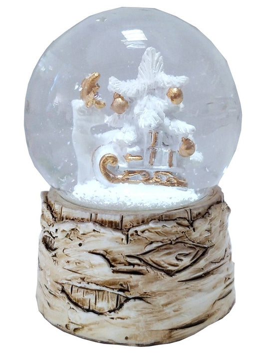 Süße Minikugel mit Reh,Schlitten und Tannenbaum in weiß und gold auf Holzsockel - Schneekugelhaus