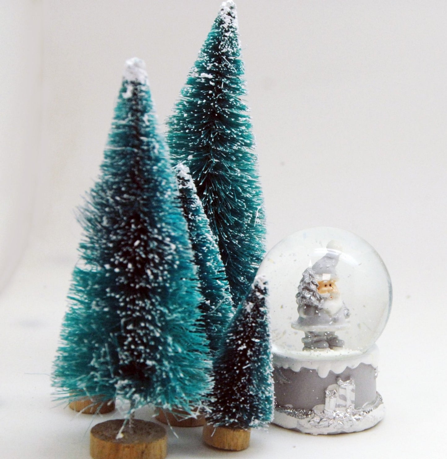 Süße Minikugel mit Weihnachtsmann in silber, weiß und grau - Schneekugelhaus