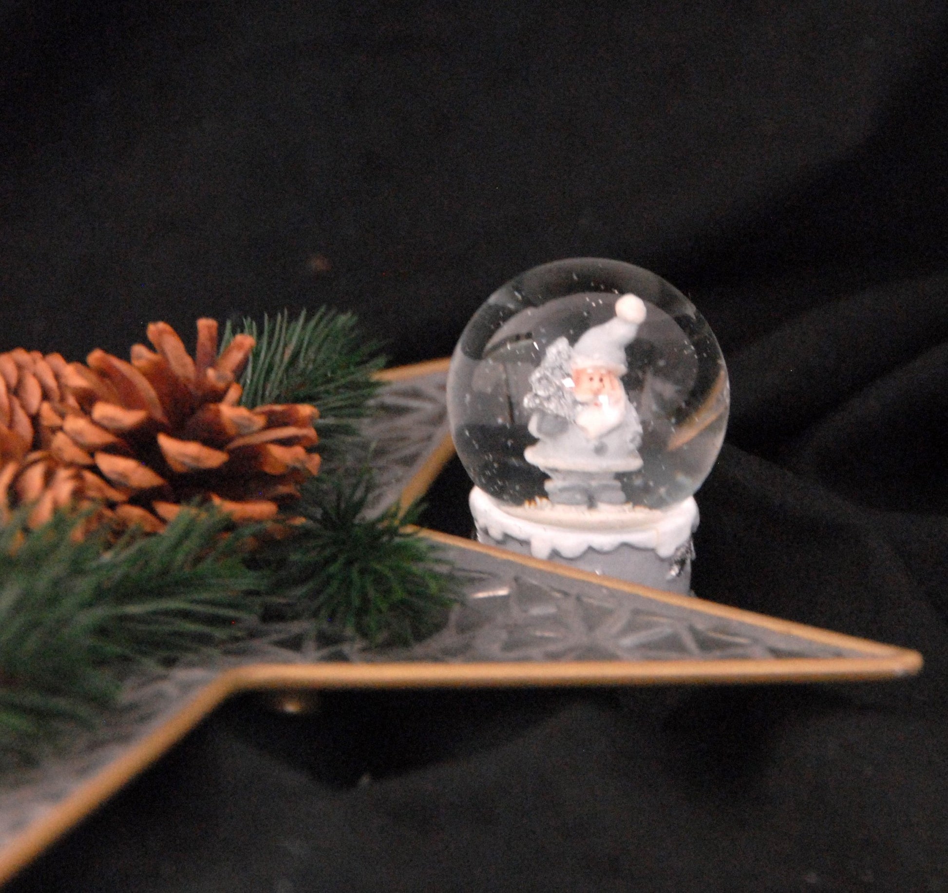 Süße Minikugel mit Weihnachtsmann in silber, weiß und grau - Schneekugelhaus