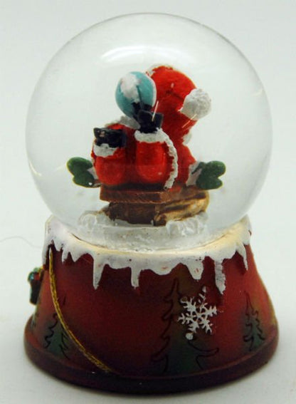 Süße Schneekugel Weihnachtsmann auf Schlitten mit Ball - Sockel 45mm - Luftblase - Schneekugelhaus