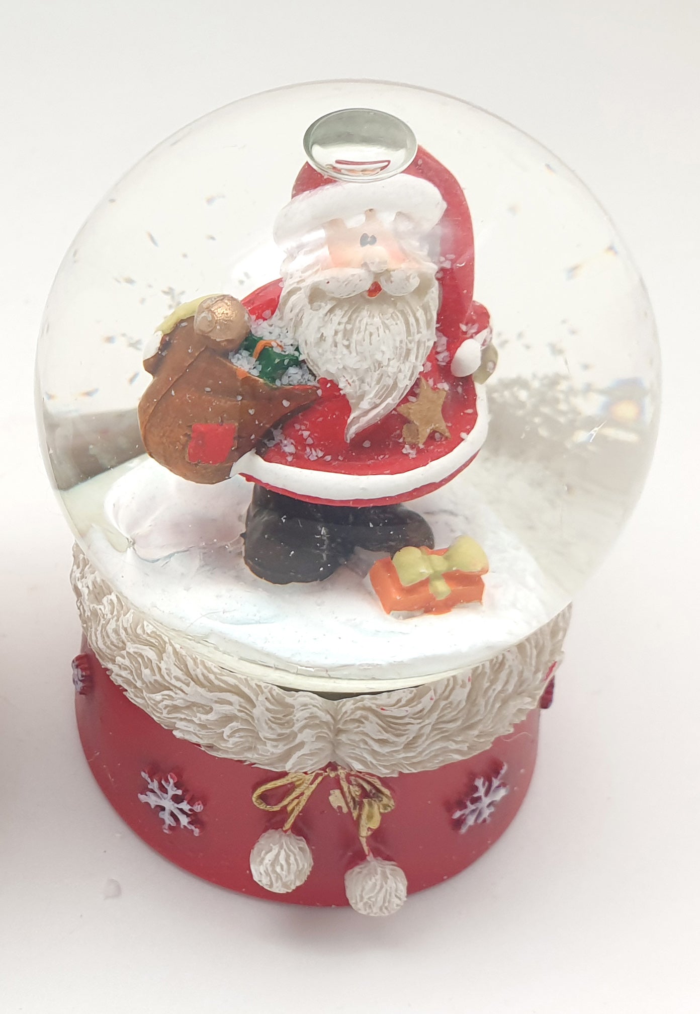 Süße Schneekugel Weihnachtsmann Geschenkesack mit Pelzkragen-Sockel 65mm Luftblase - Schneekugelhaus